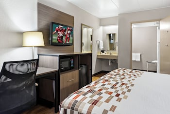 Deluxe Room, 1 King Bed, Accessible (Smoke Free)