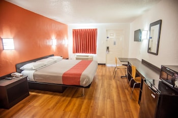 Standard Room, 1 King Bed, Accessible, Smoking