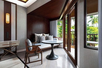 Deluxe Room, 1 King Bed, Garden View
