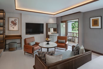 Deluxe Studio, 1 King Bed, Pool Access, Lagoon View (Lagoon Access)