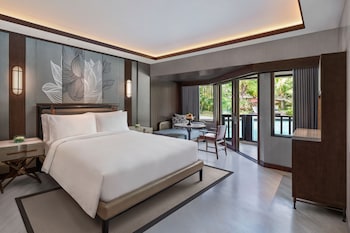 Deluxe Room, 1 King Bed, Pool Access, Lagoon View (Lagoon Access)