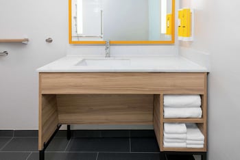 Room, 1 King Bed, Accessible (Mobility & Hearing, Roll-in Shower)