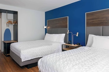 Room, 2 Queen Beds, Accessible (Mobility & Hearing, Roll-in Shower)