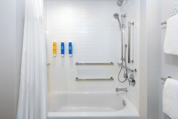 Room, 2 Queen Beds, Accessible, Bathtub (Mobility & Hearing, Bathtub)