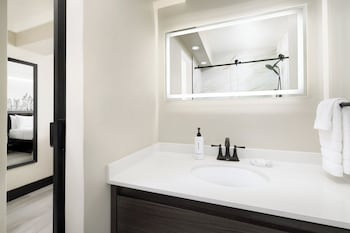 Premium Room, 1 Queen Bed, Accessible Bathtub
