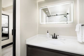 Premium Room, 1 Queen Bed, Accessible Bathtub (Mobility)