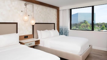 Room, 2 Queen Beds, Pool View