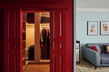 Suite, 1 King Bed with Sofa bed