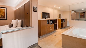 Standard Room, 1 King Bed, Non Smoking, Hot Tub (Larger Room)