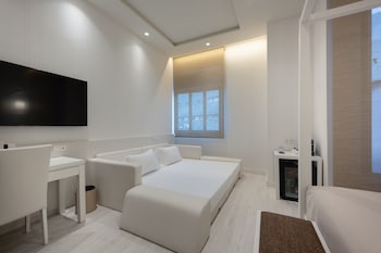 Family Quadruple Room (2 adults and 2 children)