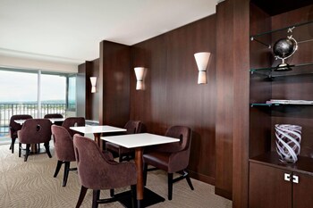 Deluxe Room, 1 King Bed (Guest, Club lounge access)