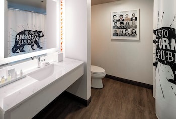 Deluxe Room, 2 Queen Beds, Courtyard View