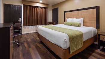 Standard Room, 1 King Bed, Non Smoking, Refrigerator & Microwave