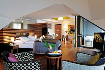 Signature Penthouse Spa Suite Lakeside
