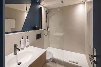Superior Double or Twin Room, Non Smoking (Chambre Supérieure Double Côté Lac)