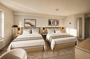 Deluxe Room, 2 Queen Beds, Mountain View (Smoke Free)
