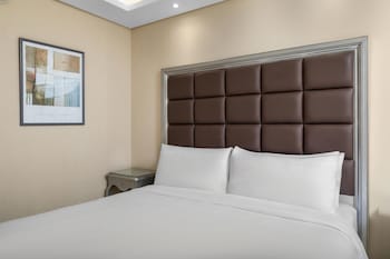 Executive Room, 1 King Bed (Corner Sea View)