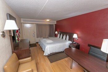 Premium Room, 1 King Bed (Upgraded Bedding & Snack, Smoke Free)