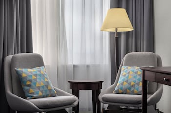 Standard Room, 1 Queen Bed, Roll-in Shower (Mobility)