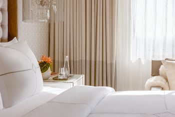 Deluxe Room, 1 King Bed, City View