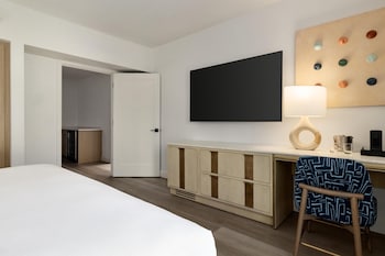 Junior Suite, 1 King Bed, Accessible