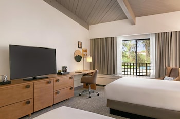 Room, 2 Queen Beds, Pool View