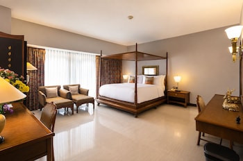 Junior Suite, 1 King Bed, Accessible, Bathtub