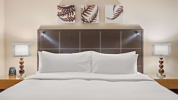 Executive Room, 1 Queen Bed, Club Lounge Access