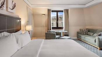 Executive Room, 1 Queen Bed (Family)