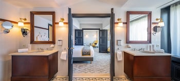 Signature Suite, 1 King Bed, Hot Tub (Warwick)
