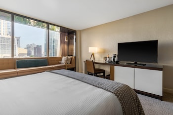 Deluxe Room, 1 King Bed, Accessible