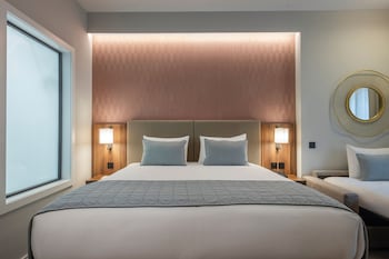 Family Room (Deluxe King)