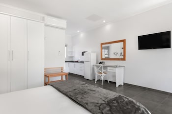 GUEST ROOM 1 QUEEN BED WITH GARDEN VIEW