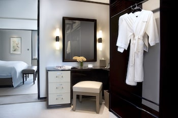 Grand Deluxe Harbour View Suite
