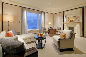 Deluxe Harbour View Suite