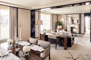 Grand Deluxe Harbour View Suite