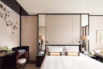 Deluxe King Room with Courtyard View