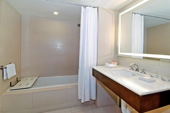 Room, 2 Queen Beds, Accessible, Bathtub