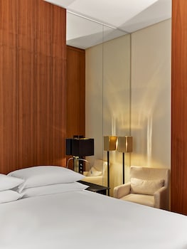 Room, 1 Queen Bed (View)