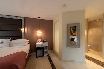 1 King Bed, Cabin Room, Poolside Room