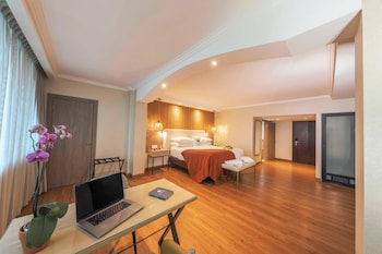 1 King Bed Premium Room, City View