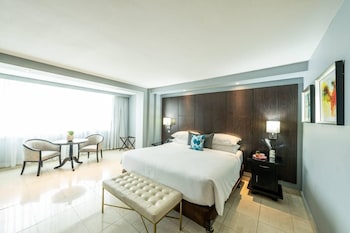 1 King Bed, City View