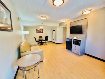 Deluxe Room, 1 King Bed, Accessible (Smoke Free)