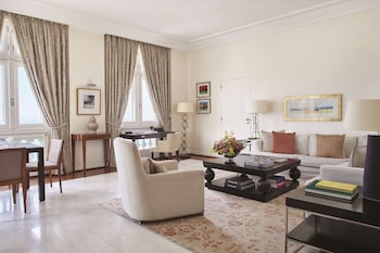 Penthouse (7 Bedroom Suite)