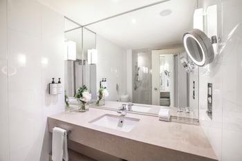Premium Room, 1 King Bed, Club Lounge Access (Separate Bath)