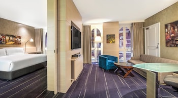 Junior Suite, 1 King Bed, Club Lounge Access