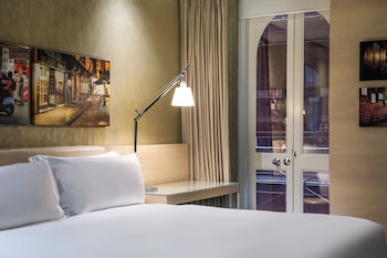 Junior Suite, 1 King Bed, Club Lounge Access