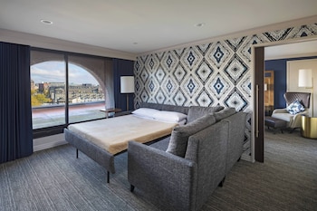 Suite, 1 King Bed with Sofa bed (Mobility/Hearing Accessible, Tub)