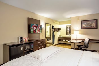 Premium Room, 1 King Bed, Accessible (Upgraded Bedding & Snack, Smoke Free)