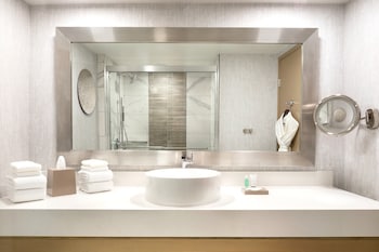 Traditional Room, 1 King Bed (Hearing Accessible)